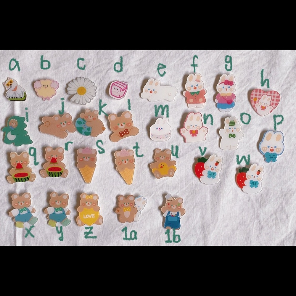 Small cute pins ( assortment of 5)